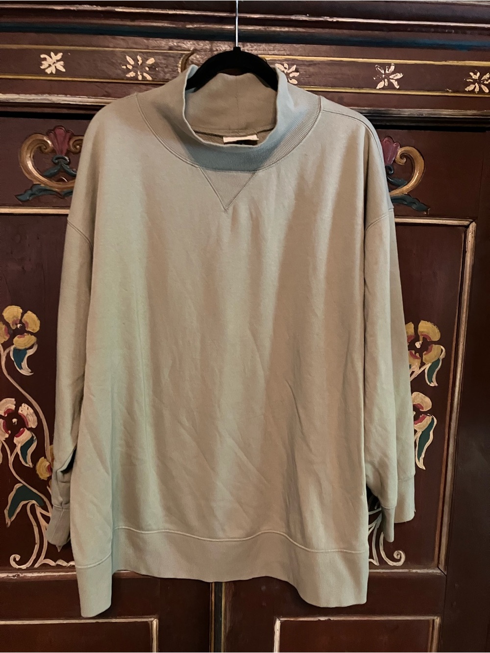 Universal Thread Womans Crewneck Lightweight Sweatshirt in Sage Green